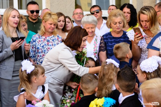 З нардепом і велетенським ведмедем, але без промов: перший дзвоник у луцькій школі №9. ФОТО