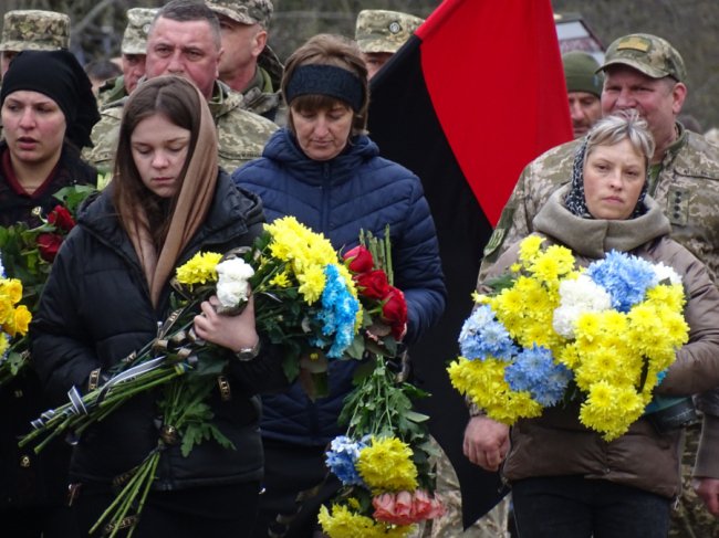 Уквітчаними вулицями провели в останню дорогу Героя з Волині Володимира Сохацького. ФОТО