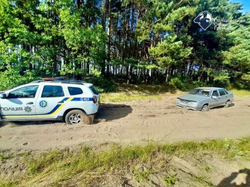 На Волині авто, яке везло хворого до медзакладу, застрягло у піску