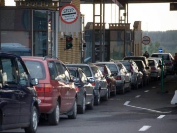 У чергах на кордоні з Польщею скупчилось  230 автівок