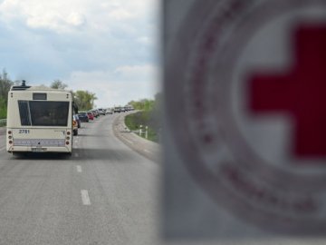 Білий прапор використовують під час евакуації: в «Азові» спростували здачу  в полон