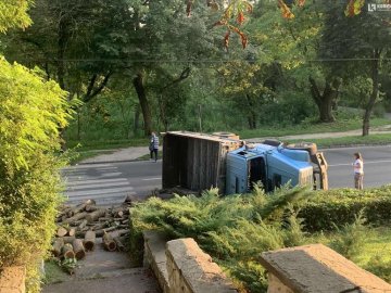 У Луцьку перекинулася вантажівка з колодами. ФОТО