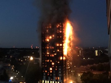 Палає, наче свічка: в Лондоні пожежа у висотці. ВІДЕО