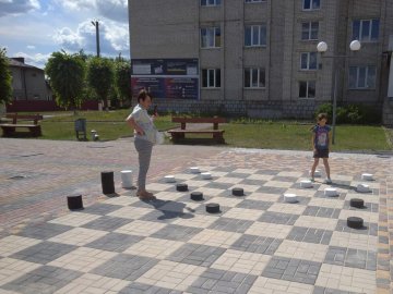 У селищі на Волині облаштували гігантську шашкову дошку. ФОТО