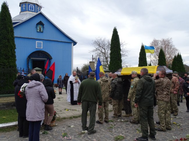 Дорогу перед полеглим Героєм на Волині встелили квітами