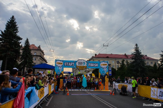 Учасники напівмарафону у Луцьку бігли за новими маршрутами. ФОТОРЕПОРТАЖ