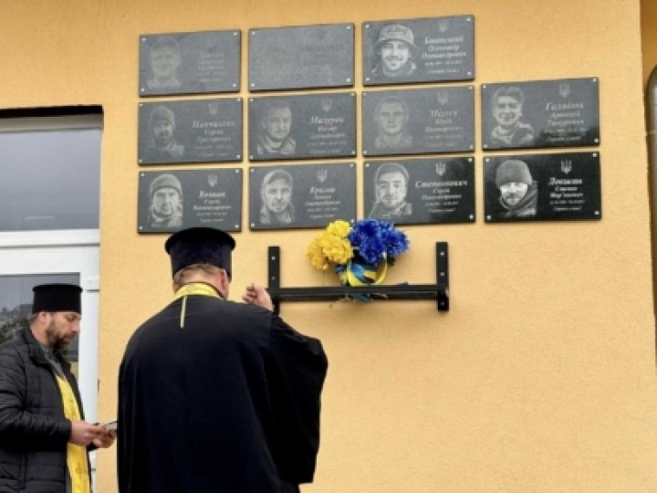 На ліцеях у місті на Волині встановили пам'ятні дошки загиблим воїнам-випускникам. ФОТО 