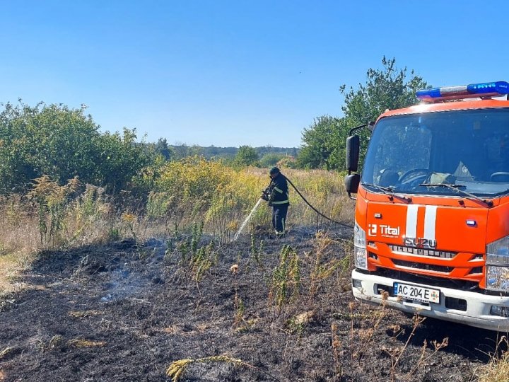 У Луцькому районі через пожежу трави згоріли дві будівлі: жінка отримала опіки ніг