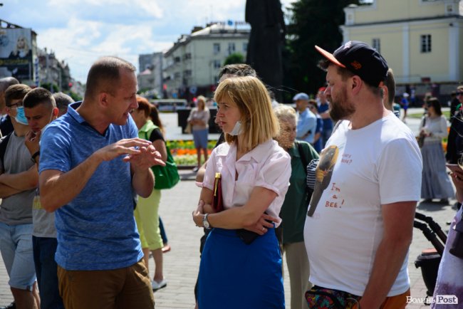 Не хочемо жити у смороді: лучани вийшли на акцію протесту. ФОТО