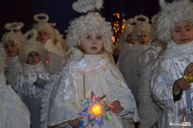 На головній пішохідній вулиці Луцька засяяла алея різдвяних янголів. ФОТО