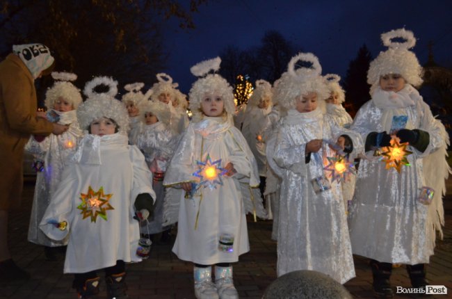 На головній пішохідній вулиці Луцька засяяла алея різдвяних янголів. ФОТО