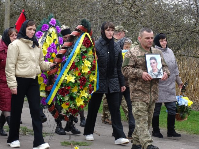 Уквітчаними вулицями провели в останню дорогу Героя з Волині Володимира Сохацького. ФОТО