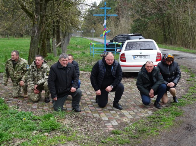 Уквітчаними вулицями провели в останню дорогу Героя з Волині Володимира Сохацького. ФОТО