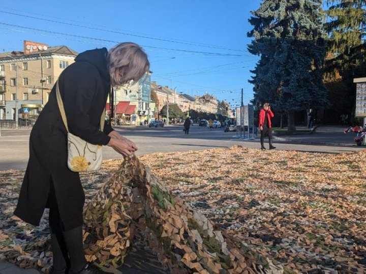 Волонтери у Луцьку сплели понад 70 тисяч квадратних метрів маскувальних сіток