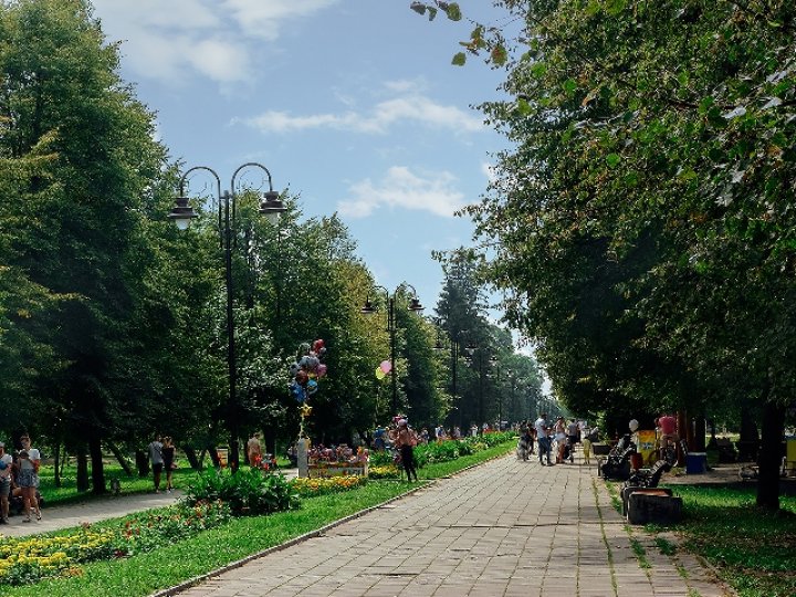 Мертву жінку виявили у центральному парку Луцька